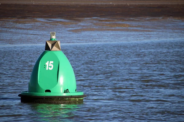 緑のマーカーのブイはサフォーク イギリスのストゥール川に浮かぶ 番でマーク 遠くに川の土手で背景 良いコピー スペース — ストック写真