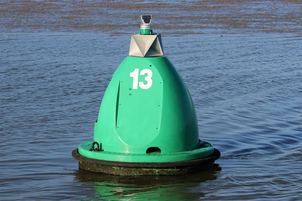 绿色标志浮标漂浮在河 Stour 在萨福克 标有数字13 背景与河岸边在距离 良好的复制空间 — 图库照片