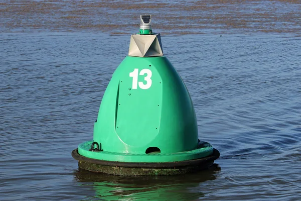 Bóia Marcador Verde Flutuando Rio Stour Suffolk Reino Unido Marcado — Fotografia de Stock