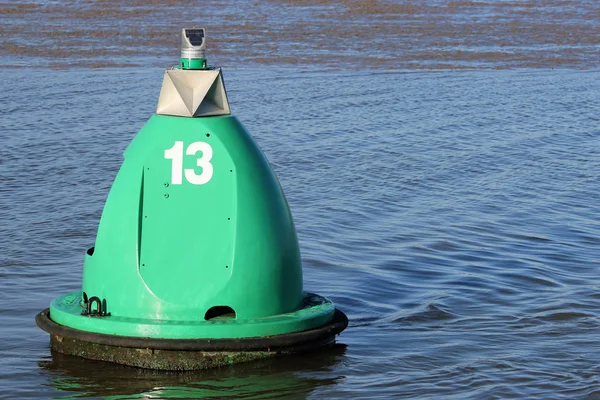 緑のマーカーのブイはサフォーク イギリスのストゥール川に浮かぶ でマーク 遠くに川の土手で背景 良いコピー スペース — ストック写真