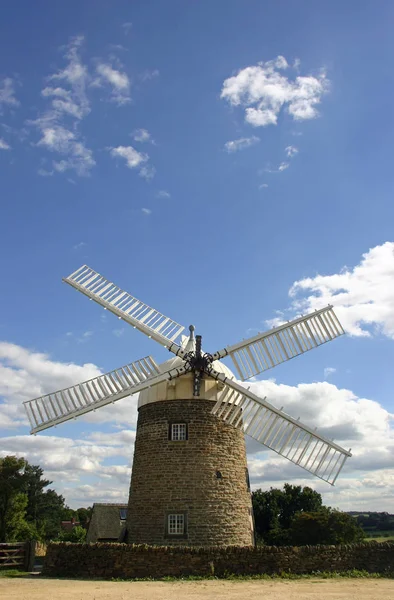 Heage 风车在德比郡从前面显示盖帽和四在六帆 二丢失 与背景蓝色和灰色天空与白云 — 图库照片