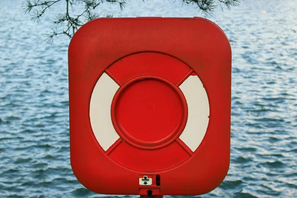 Roter Rettungsring Wohnbox Rande Eines Sees Mit Überhängenden Bäumen — Stockfoto