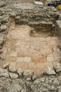 Kazılan bir arkeolojik kazı soğuk Aralık ve dalma havuzu çini ve duvarların alt kısmında gösterilen bir Roma Villa.