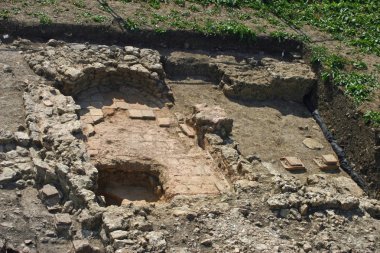 Kazılan bir arkeolojik kazı soğuk Aralık ve dalma havuzu çini ve duvarlar ile bazı bitmemiş hypocaust Isıtma sistemi için alt kısmında gösterilen bir Roma Villa.