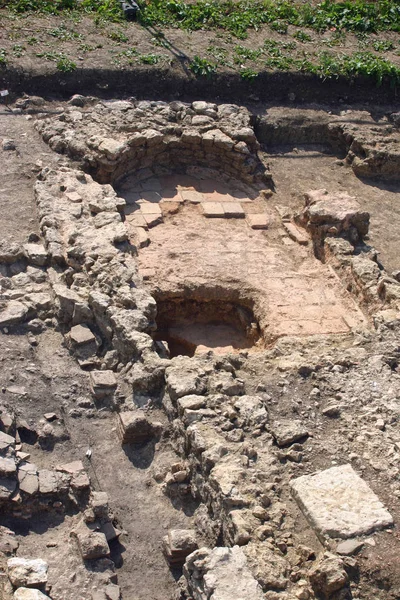 Kazılan bir arkeolojik kazıda soğuk Aralık ve dalma havuzu çini ve duvarların alt kısmında gösterilen bir Roma Villa. Soldaki bazı tertibatı ile sıcak aralığı sadece visble.