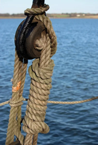Seil Und Flaschenzug Auf Einem Segelschiff Mit Einem Hintergrund Aus — Stockfoto