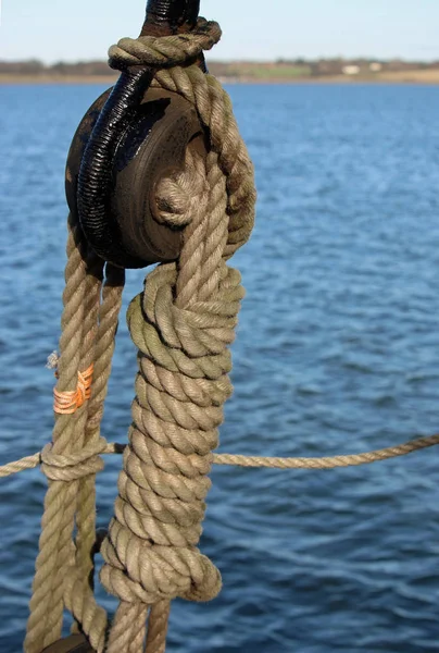 Corda Polia Navio Vela Com Fundo Água Rio Uma Margem — Fotografia de Stock