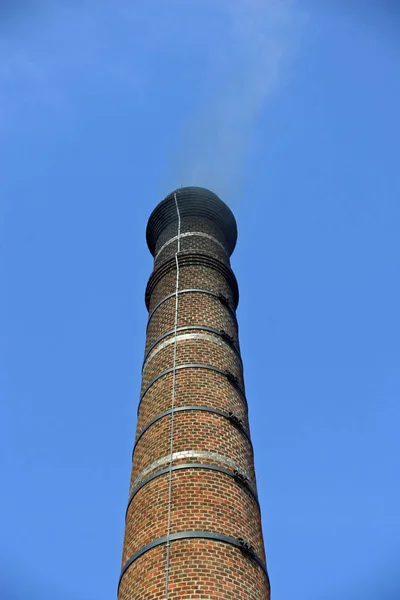 レンガは 背の高い煙突を建てられました 運河システムの水ポンプやボイラーに接続します この遺産の煙突は非常に熱い石炭を働いています — ストック写真