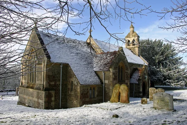 Kyrka Omgiven Snö Vinter Scen Med Träd Och Blå Himmel — Stockfoto