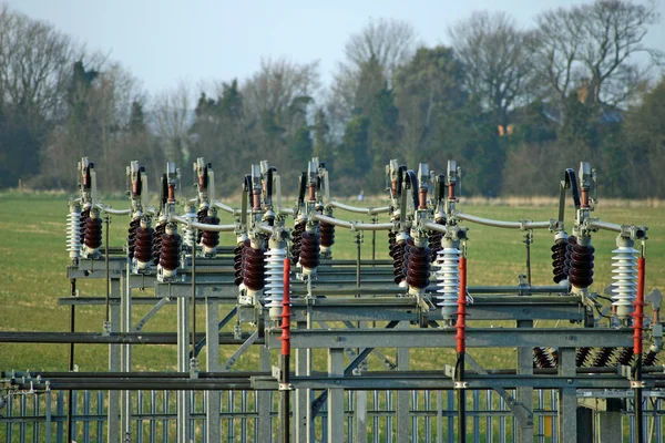 Elektriciteit Sub Station Aan Rand Van Velden Met Een Achtergrond — Stockfoto