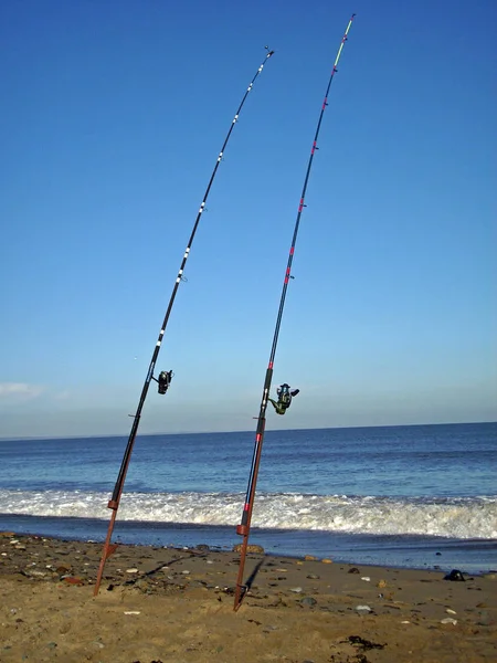 Dos Cañas Pescar Una Playa Guijarros Arena Con Mar Tranquilo —  Fotos de Stock