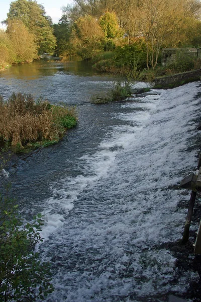 Weir Beyaz Bir Kanal Bir Nehir Bağlama Bir Taşma Kanaldan — Stok fotoğraf