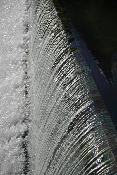 Weir için sola doğru ve çalkantılı su durgun su ile üzerinden akan su.