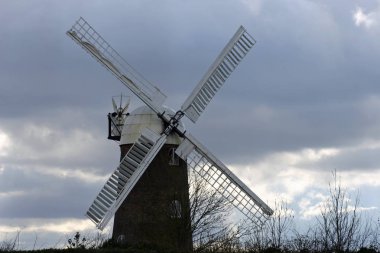Pewsey Vale, Wiltshire, İngiltere'de Wilton yel değirmeni. Gri gökyüzü arka plan olarak. Ön taraftan görüntülendi.
