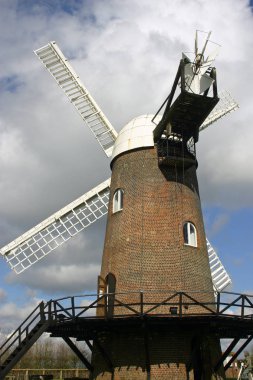 Pewsey Vale, Wiltshire, İngiltere'de Wilton yel değirmeni. Arka plan olarak mavi gökyüzü ile beyaz bulutlar. Tarihimin ararken arka her bakıldığında.