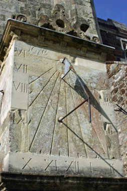 Wimborne Minster, saat 14: 00 olarak gösterilen Dorset üzerinde güneş saati.