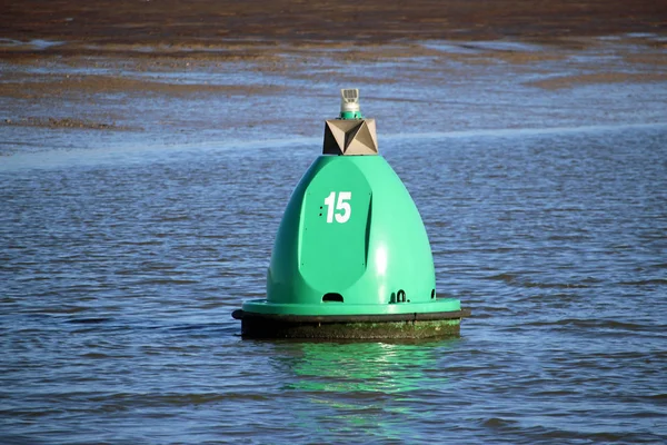 緑のマーカーのブイはサフォーク イギリスのストゥール川に浮かぶ 番でマーク 遠くに川の土手で背景 良いコピー スペース — ストック写真