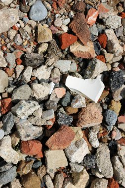 Geri dönüşümlü ev Montaj cihazları-Kırıcı moloz bir otopark üs olarak kullanılmıştır. Arka plan olarak kullanılabilir. Ezilmiş tuğla, beton ve bir lavabo beyaz bir parça içeren.