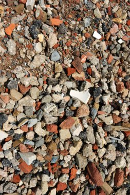 Geri dönüşümlü ev Montaj cihazları-Kırıcı moloz bir otopark üs olarak kullanılmıştır. Arka plan olarak kullanılabilir. Ezilmiş tuğla, beton ve bir lavabo beyaz bir parça içeren.