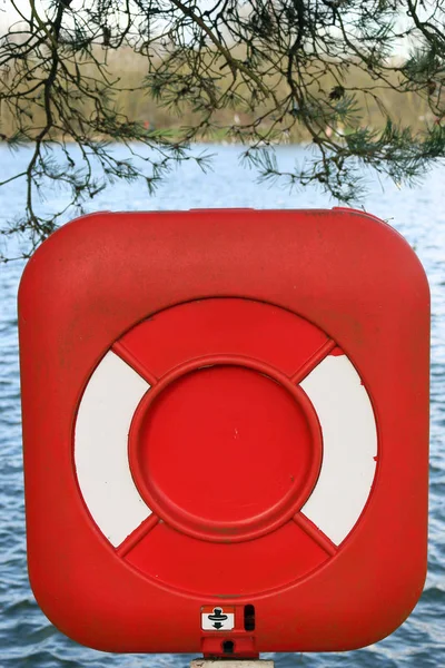 Cinturão Salvação Vermelho Caixa Habitação Borda Lago Com Árvores Árvores — Fotografia de Stock