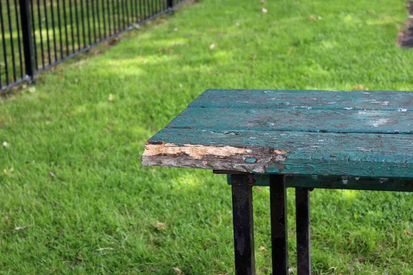 Morsch Und Beschädigt Grün Lackierte Hölzerne Picknickbank Mit Metallzaun Und — Stockfoto