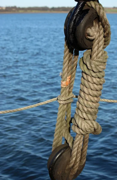 Corda Puleggia Veliero Con Uno Sfondo Acqua Fiume Riva Del — Foto Stock