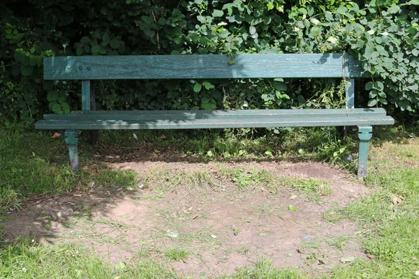 Зелене Пофарбоване Традиційне Дерев Яне Паркове Сидіння Металевій Рамі Тінистому — стокове фото