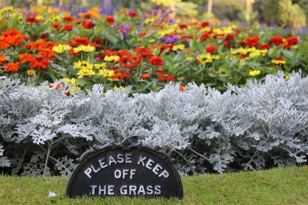 Please keep off the grass sign on a lawn — Stock Photo, Image