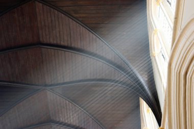 Dumanlı kilisede güneş ışığı