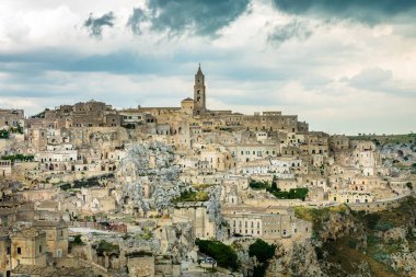 Matera, İtalya'nın eski şehrin üzerinde göster