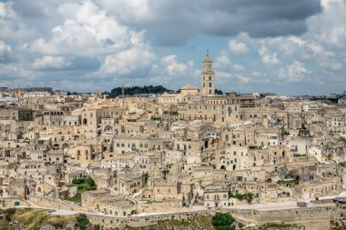 Matera, İtalya'nın eski şehrin üzerinde göster