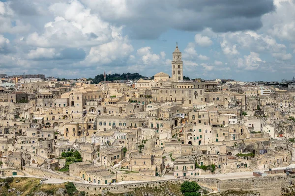 Matera, İtalya'nın eski şehrin üzerinde göster