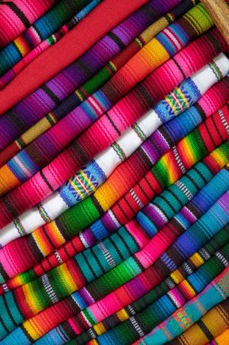 Peru, Meksika ve Fas yerel pazarlarda olarak görülen renkli kumaş