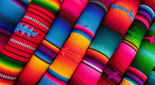 Peru, Meksika ve Fas yerel pazarlarda olarak görülen renkli kumaş