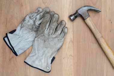 Bir marangoz tarafından kullanılan araçlar woorden taebel üzerinde görüntülenir. Bu bant, koruyucu eldiven ve bir testere ölçme hamer, olabilir