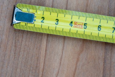 Bir marangoz tarafından kullanılan araçlar woorden taebel üzerinde görüntülenir. Bu bant, koruyucu eldiven ve bir testere ölçme hamer, olabilir