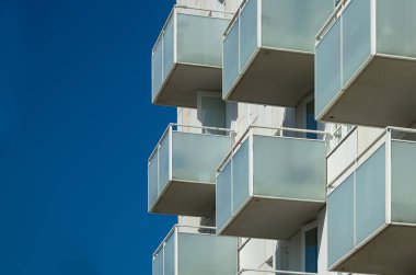 Mavi bir gökyüzü ile balkon agains bina bir appartement bir cephe parçası