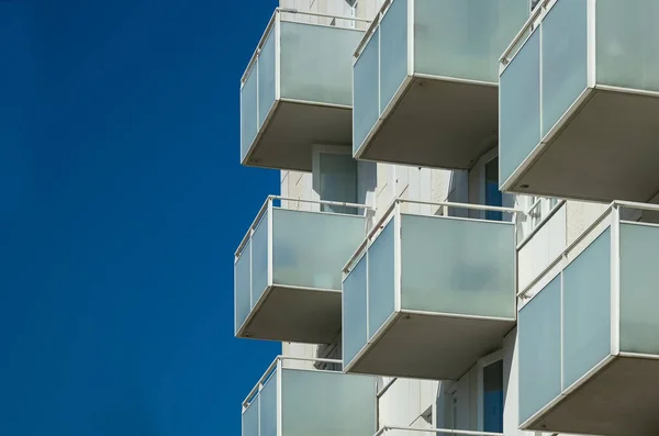 Фрагмент Фасада Многоквартирного Дома Балконами Голубым Небом — стоковое фото