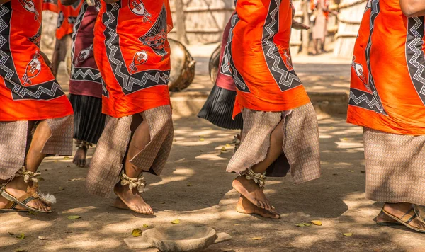 Geleneksel Afrikalı dansçılar sandalet dans açık havada üzerinde giyim parlak renkli. Davul ve şarkı eşliğinde