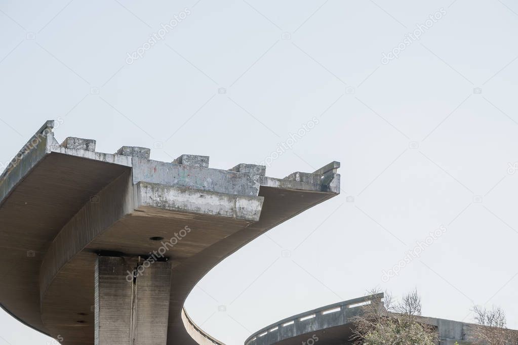 Some highways are not completed because the budget is exhausted or because the planning changes. This leads to the bizarre situation that a viaduct of a motorway seems to be hanging in the air