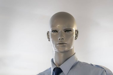 Üstüne bir gömlek kel bir manken başkanı. 