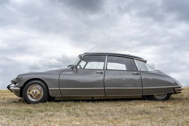 Bosschenhoofd/Hollanda-Haziran 11, 2018: gri klasik Citroen Ds bir klasik otomobil toplantıda yan görünüm. Bu şimdiye kadar yapılmış en ünlü Fransız arabalar biridir