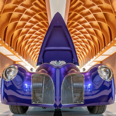 Lahey/Hollanda-Haziran 24, 2018: Bir muhteşem mor konsept otomobili bir klasik otomobil toplantıda. Başlık motor görmek kamu için açılan.