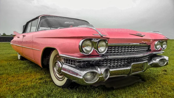 BOSSCHENHOOFD/NETHERLANDS-JUNE 11, 2018: a spectacular view of a classic Pink Cadillac at a classic car meeting — Stock Photo, Image