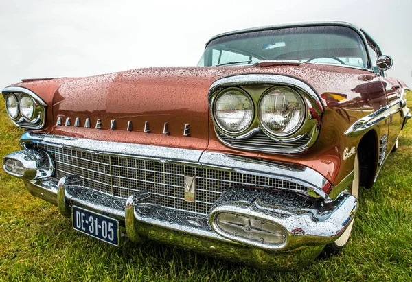 BOSSCHENHOOFD/NETHERLANDS-JUNE 17, 2018: a spectacular view of a classic Pontiac Belleville at a classic car meeting — 图库照片