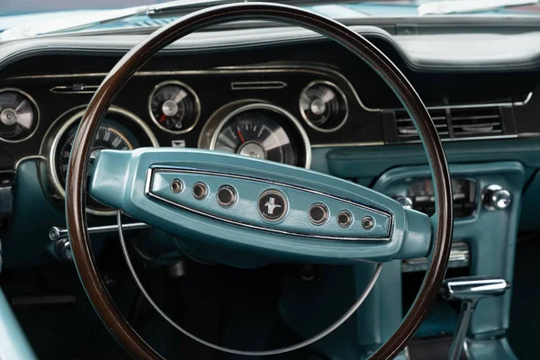 BOSSCHENHOOFD/NETHERLANDS-JUNE 11, 2018: interior and dash board of a classic ford mustang at a classic car meeting — Stock Photo, Image