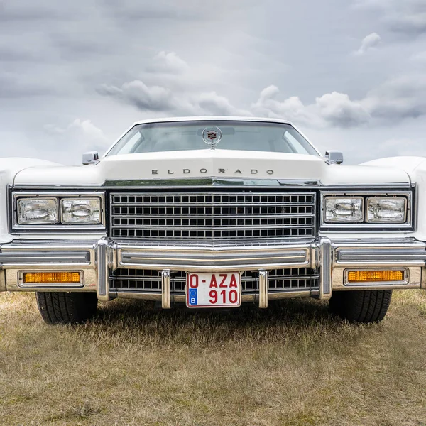 Bosschenhoofd/Нідерланди-Червень 17, 2018: передні подання на класичний Cadillac Ельдорадо білого кольору на засіданні класичний автомобіль — стокове фото