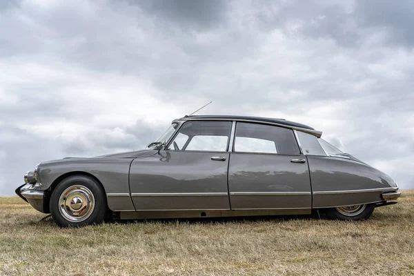 Bosschenhoofd/Hollanda-Haziran 11, 2018: gri klasik Citroen Ds bir klasik otomobil toplantıda yan görünüm. Bu şimdiye kadar yapılmış en ünlü Fransız arabalar biridir