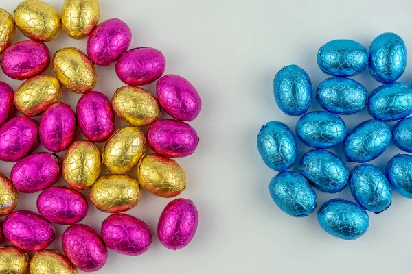 Mavi, sarı ve pembe Paskalya yumurtası grubu