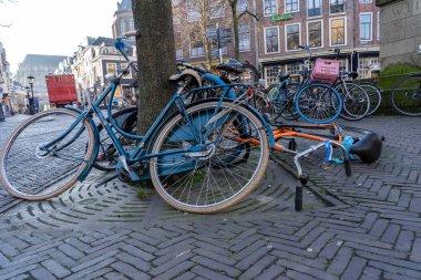 Utrecht - 06 Şubat 2019: Sokakta başıboş bırakılan birçok bisiklet, şehirlerde giderek büyüyen bir sorun haline geliyor. Utrecht Bisiklet